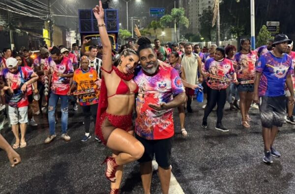 Rainha de bateria da Inocentes de Belford Roxo mostra samba no pé em ensaio com chuva