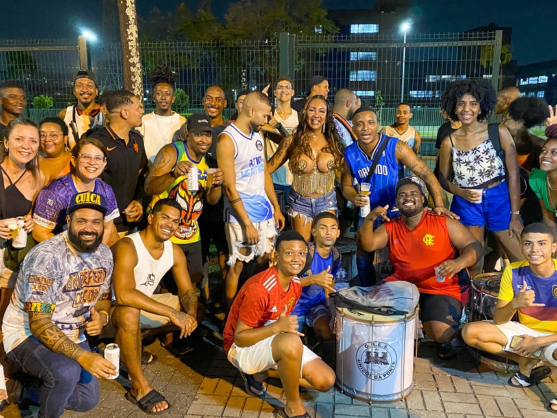 Rainha de bateria da Unidos da Ponte “socorre” ritmistas da escola