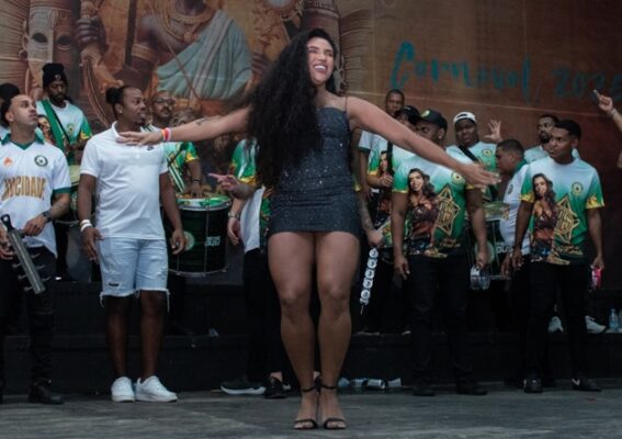 Rainha de bateria Evelyn Bastos ganha prêmio e fala sobre o futuro do Carnaval