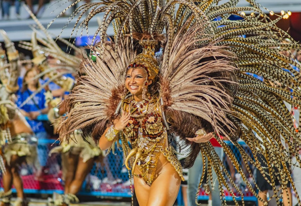 Rayane Dumont faz história e segue rainha da União de Maricá no Grupo Especial!