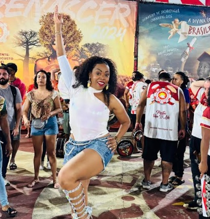 Renascer de Jacarepaguá: Rainha de bateria brilha em ensaio