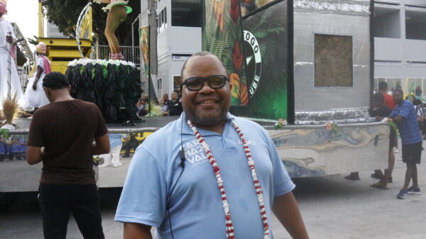 Robson Santos: A voz da Sapucaí revela segredos e vida dupla surpreendente!