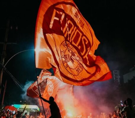 Salgueiro começa ensaios de rua com homenagem a Rosa Magalhães