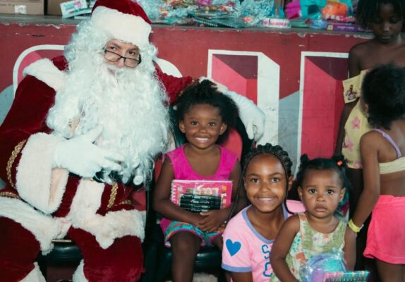 Salgueiro leva alegria e presentes para comunidade em ação social de Natal