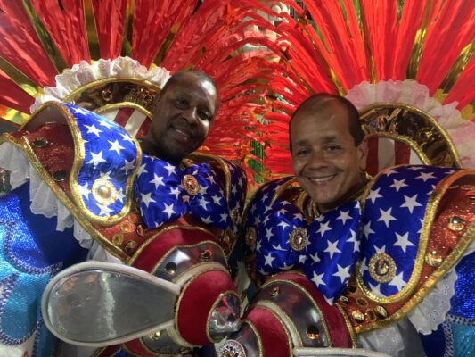 Salgueiro: Rosa Magalhães DETONA consumo e globalização com ala irreverente!