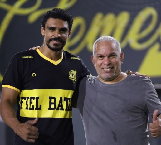 São Clemente reelege Renato Gomes e apresenta novo mestre de bateria