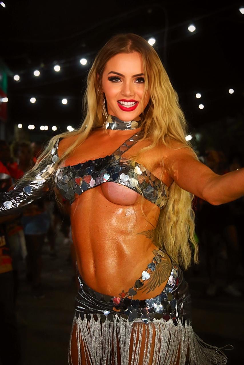 Comunidade da Unidos de Padre Miguel se encanta com rainha de bateria