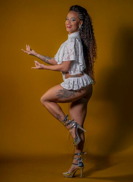 Thays Busson é a nova musa da Em Cima da Hora para o Carnaval 2026