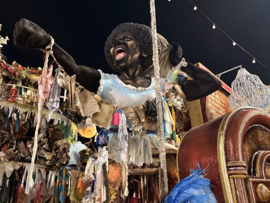 Tijuca: Favela do Canindé e Carolina Maria de Jesus emocionam na Sapucaí!