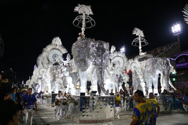 Tuiuti: Desfile forte na Sapucaí, mas falha em alegoria atrapalha