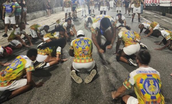 Tuiuti ensaia com comissão de frente e casal de mestre-sala e porta-bandeira potentes