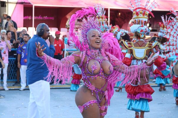 União da Ilha anuncia saída da rainha de bateria