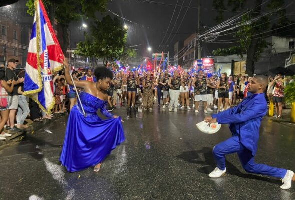 União da Ilha: Último ensaio de rua para o Carnaval 2026! Gracyanne Barbosa brilha na chuva!