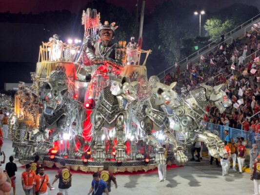 União de Maricá: Fé e Ferro! Ogum e São Jorge emocionam na Sapucaí.