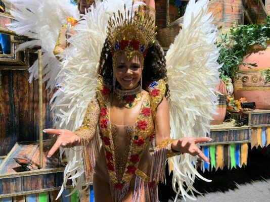 Unidos da Tijuca: Carolina criança inspira volta por cima no Carnaval!