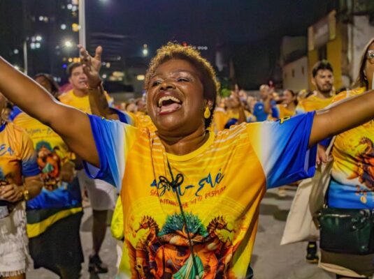 Unidos da Tijuca ensaia na rua para o Carnaval 2025