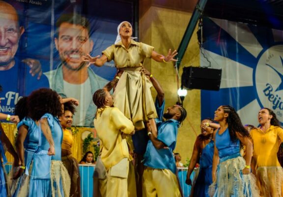 Unidos da Tijuca ensaia samba de Carolina Maria de Jesus para 2025