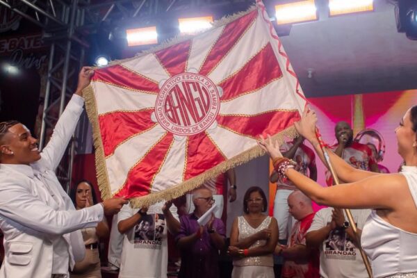 Unidos de Bangu comemora 88 anos e coroa nova rainha de bateria