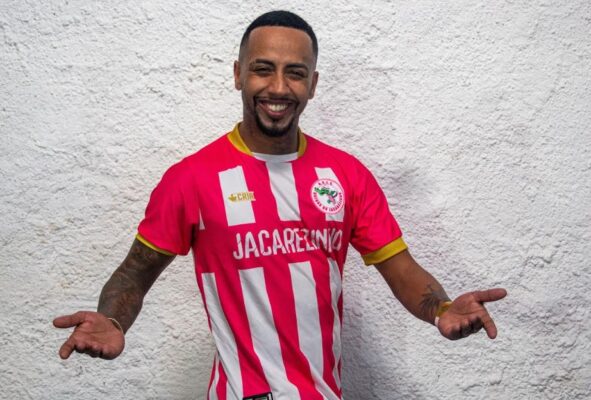 confira essa noticia: Unidos do Jacarezinho coroa rei de bateria com feijoada e shows
