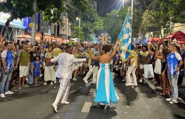 Vila Isabel faz ensaio de rua com canto forte e empolgação