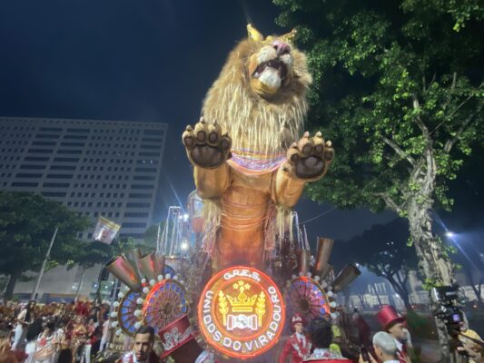Viradouro celebra Mestre Ciça e emociona a Sapucaí com desfile histórico!