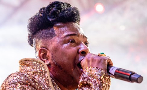 Viradouro faz festa de São Jorge com show e fogos em Niterói