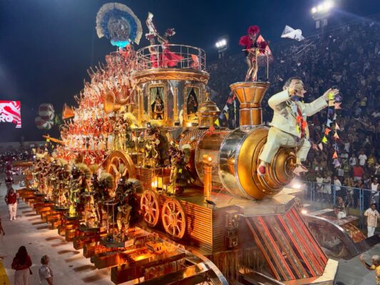 Viradouro recria trem de 1992 e faz a Sapucaí explodir de emoção!