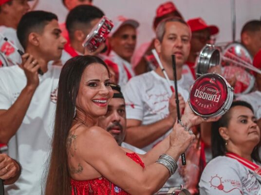 Viviane Araujo fala sobre paixão pelo Salgueiro e representatividade no carnaval
